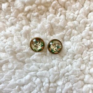 gold stud earrings with floral pattern
